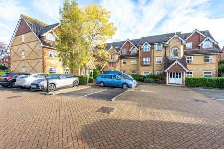 Sunningdale,  Berkshire,  SL5 2 bed flat for sale – £285,000