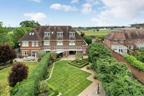 More Lane, Esher, Surrey, KT10 2 bed flat for sale – £1,695,000