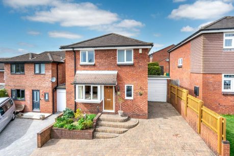 Mortain Drive, Berkhamsted HP4 3 bed link detached house for sale – £600,000