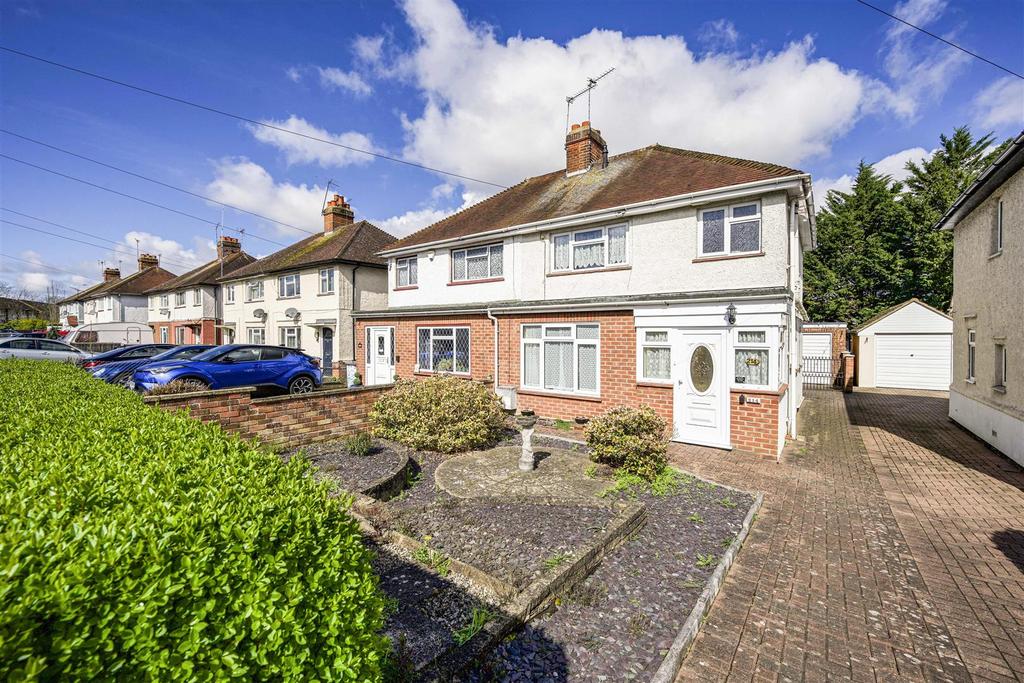 Dedworth Road, Windsor 3-bed semi-detached property available - £430,000