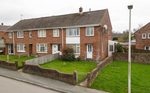 Ideal 1st Buy / Investment. 3 Bed House In Johnstown, Carmarthen 3 bed house for sale – £115,000