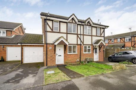 Ravenfield, Englefield Green 2 bed mews for sale – £385,000