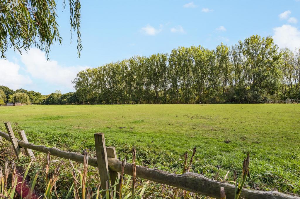  Lower Farm Road, Effingham, KT24 5 bed detached house for sale - £1,295,000 
