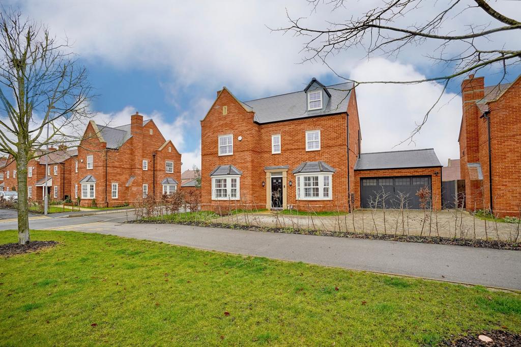  Senliz Road, Alconbury Weald, Cambridgeshire. 5 bed detached house for sale - £700,000 